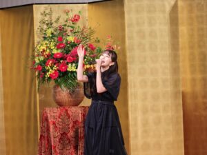 NaHo Instagram - 昨日、『第5回西日本地区日中友好交流大会』にて『共に未来へ』を中国語、日本語で歌唱させていただきました💐
.
今年は日中国交正常化50周年に当たり、日中友好の新たな高まりを目指し開催されたこのイベントにお招きいただけたことを、大変光栄に思っております🙇‍♀️
.
両国を行き来することが難しい今だからこそ、このように交流を持てることがとても嬉しいです✨
.
今までの日中友好の道を切り開いてきて下さった方々に、感謝の気持ちを込めて。
これからの日中関係が更に友好であるよう願いを込めて、、
“一起向未来”“共に未来へ”！！
.
#七穂 #七穗#一起向未来#Togetherforasharedfuture #青春有你2 #NaHo #qisui #youthwithyou#secondcultureinc