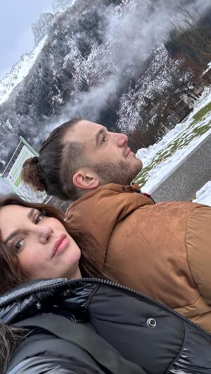 Nadège Lacroix Instagram - Comment ça s est passé entre vous ? 

Nous : oups ! ❤️❤️❤️❤️

@emanuel_mapr7 🙈

#montagne #weekend #passion #oups #laviequonadecidedemener #couple #fou #folie #crazy #togheter #❤️