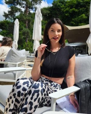Nadège Lacroix Instagram - Une superbe après midi au @palace_de_menthon 😍

Le soleil ☀️, de grandes discussions et une deuxième chance. 🍀🍀🍀

Bien sûr que j ai peur d avoir encore une fois le cœur 💔 brisé. Bien sûr que j ai peur d être encore déçue ! 

Et pourtant je n y arrive pas ! Je n arrive pas à passer à autre chose pour le moment. Je n arrive pas à me passer de lui ! 🙈♥️🥰

Une chance mais pas 2 !!!! C est sur par contre que c est à saisir maintenant et qu au moindre doute tout sera fini et pour de bon cette fois ! 🙃

Merci à tous pour vos messages durant ces semaines si dures 🙈🥲😓

#lifestyle #couple #deuxiemechance #lamour #love #palace #afternoon #beachclub #fareniente #annecy #menthon #lac #sun