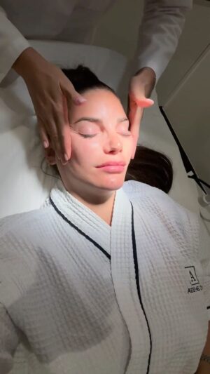 Nadège Lacroix Instagram - L automne 🍂 c est la meilleur saison pour prendre soin de sa peau en profondeur !!!! 

Chez @aesthetics_clinic_geneva Ils ont créé des packages pour que vous puissiez retrouver une peau magnifique !!!!

Et attention ⚠️ il y a presque -45% ‼️🚨

Le combo de ces 3 traitements :

Laser 
Peeling 
Skin booster 

Peuvent changer votre peau totalement !!!

Il faut entre 3 et 9 séances pour un résultat incroyable !

Alors prenez vite vos rendez vous !!! 

Par Wtsap au  41799312066
Par mp sur l Instagram de la clinique 

Toutes les infos sont dans ma story et dans les story à la une de la clinique alors foncez et prenez soin de vous ❤️

#clinic #aesthetic #geneve #geneva #clinique #esthetique #laser #skinbooster #genesis #peeling #package #promotion #rabais #ad #partenariat #beaute #peau #skin #skincare