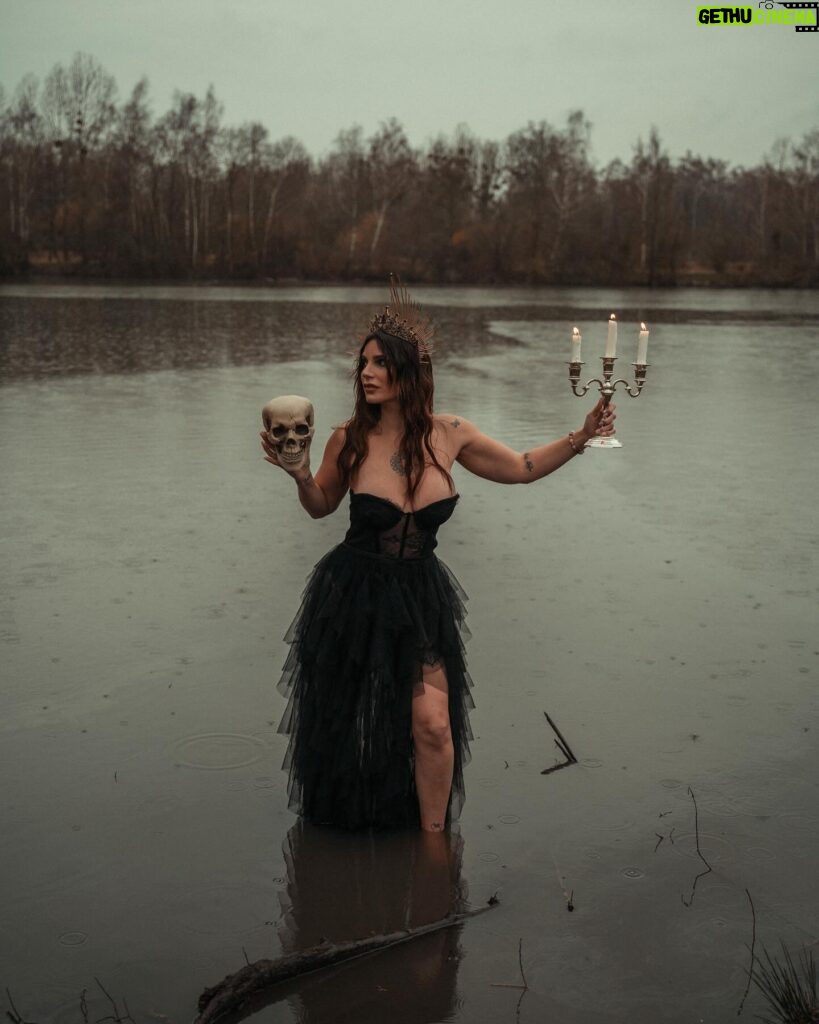 Nadège Lacroix Instagram - Promis le crâne est un faux ! 💀💀💀 Allez dernière avant celle de couple ♥️ trop hâte de vous les montrer elles sont ouf ! #shooting #paris #photography #pictures #picoftheday #witch #witchesofinstagram #witchvibes #art #arty #univers #dark #darkmood #mystic #me