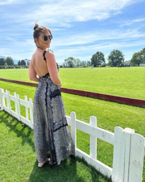 Nadège Lacroix Instagram - ☀️ POLO 🐎

Quelle belle journée ☀️

On est a la finale de polo nous aujourd’hui et c est trop sympa ! Vous faites quoi vous les amis ??? 😎

#polo #geneve #geneva #poloclub #sunday #sundayfunday #sunnyday #☀️
