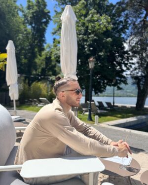 Nadège Lacroix Instagram - Une superbe après midi au @palace_de_menthon 😍

Le soleil ☀️, de grandes discussions et une deuxième chance. 🍀🍀🍀

Bien sûr que j ai peur d avoir encore une fois le cœur 💔 brisé. Bien sûr que j ai peur d être encore déçue ! 

Et pourtant je n y arrive pas ! Je n arrive pas à passer à autre chose pour le moment. Je n arrive pas à me passer de lui ! 🙈♥️🥰

Une chance mais pas 2 !!!! C est sur par contre que c est à saisir maintenant et qu au moindre doute tout sera fini et pour de bon cette fois ! 🙃

Merci à tous pour vos messages durant ces semaines si dures 🙈🥲😓

#lifestyle #couple #deuxiemechance #lamour #love #palace #afternoon #beachclub #fareniente #annecy #menthon #lac #sun