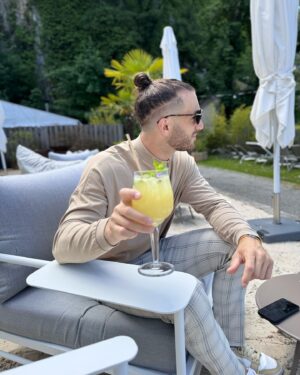 Nadège Lacroix Instagram - Une superbe après midi au @palace_de_menthon 😍

Le soleil ☀️, de grandes discussions et une deuxième chance. 🍀🍀🍀

Bien sûr que j ai peur d avoir encore une fois le cœur 💔 brisé. Bien sûr que j ai peur d être encore déçue ! 

Et pourtant je n y arrive pas ! Je n arrive pas à passer à autre chose pour le moment. Je n arrive pas à me passer de lui ! 🙈♥️🥰

Une chance mais pas 2 !!!! C est sur par contre que c est à saisir maintenant et qu au moindre doute tout sera fini et pour de bon cette fois ! 🙃

Merci à tous pour vos messages durant ces semaines si dures 🙈🥲😓

#lifestyle #couple #deuxiemechance #lamour #love #palace #afternoon #beachclub #fareniente #annecy #menthon #lac #sun