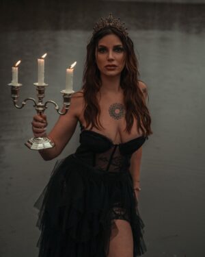 Nadège Lacroix Instagram - Vous préférez laquelle ? 🖤

Moi perso la dernière 😍 

C est un univers particulier mais j ai adoré ce shooting ! 📸

Merci à l équipe ! @philippinesphotography_ @dla13.0 @sd.makeup.artist 🖤♥️

Et a @venuscollection.2.0.2.3 pour la magnifique robe 🖤

#paris #shooting #photo #picoftheday #dark #goth #gothgirl #instagram #instagood #instapic #instapicture #modele #mercrediaddams #morticiaaddams