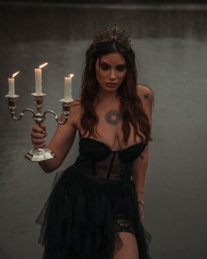 Nadège Lacroix Instagram - Vous préférez laquelle ? 🖤

Moi perso la dernière 😍 

C est un univers particulier mais j ai adoré ce shooting ! 📸

Merci à l équipe ! @philippinesphotography_ @dla13.0 @sd.makeup.artist 🖤♥️

Et a @venuscollection.2.0.2.3 pour la magnifique robe 🖤

#paris #shooting #photo #picoftheday #dark #goth #gothgirl #instagram #instagood #instapic #instapicture #modele #mercrediaddams #morticiaaddams