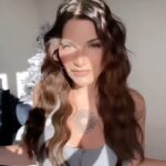 Nadège Lacroix Instagram - Sérieux laissez les gens s habiller comme ils veulent et occupez vous de votre bonheur à la place ❤️ Qu on juge mon célibat, mes injections ou mes décolletés ! Sachez que c est moi que je m aime comme ça et que je ne changerais pas ! Merci ❤️ Vous êtes beaux comme vous êtes et comme vous vous sentez bien ! Ne vous laissez pas démonter par l avis négatif des autres ! Soyez vous ! Soyez fous ! ❤️❤️❤️ #coupdegueule #onfaitcequonveut #onesttousbeaux #stoplescritiquespasconsutructives #bisou #peace #love #coquelicot #❤️ #soyezvoussoyezfous
