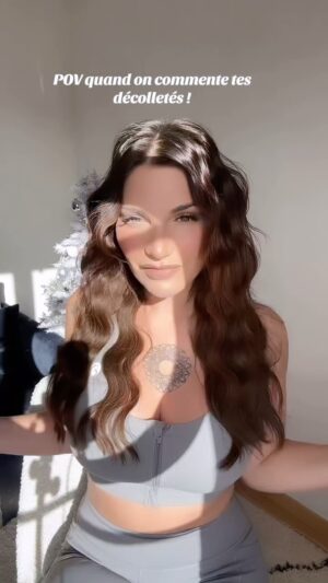 Nadège Lacroix Instagram - Sérieux laissez les gens s habiller comme ils veulent et occupez vous de votre bonheur à la place ❤️

Qu on juge mon célibat, mes injections ou mes décolletés ! Sachez que c est moi que je m aime comme ça et que je ne changerais pas ! Merci ❤️

Vous êtes beaux comme vous êtes et comme vous vous sentez bien ! Ne vous laissez pas démonter par l avis négatif des autres ! Soyez vous ! Soyez fous ! ❤️❤️❤️

#coupdegueule #onfaitcequonveut #onesttousbeaux #stoplescritiquespasconsutructives #bisou #peace #love #coquelicot #❤️ #soyezvoussoyezfous