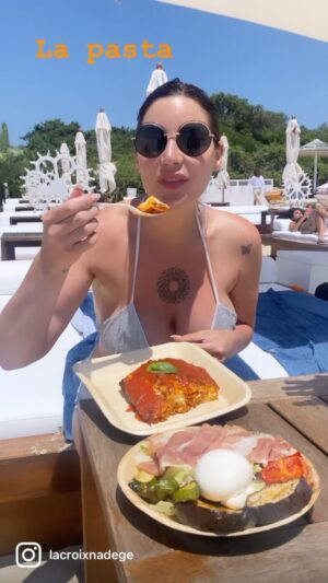 Nadège Lacroix Instagram - 🇮🇹 ça y est je suis bilingue 🇮🇹

Tu sais dire quoi en italien ? Les 3 mots les plus importants ! 🇮🇹🍕🍝🍨

Ahah et toi c est quoi ton plat préféré ? Réponds par un emoji 😊🍣

#italy #june #food #instafood #instagood #foodlover #diet #vacation #freedom #happyme #pizza #pasta #ilgelato #🍝 #🍕 #🍨 #peace