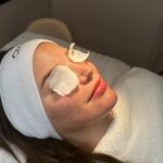 Nadège Lacroix Instagram - NOUVEAU SOIN ! 🌲 Alpine Honey Lift 🍯 En exclusivité chez Aesthetics clinic à Genève & Gstaad Véritable traitement anti-age aux bienfaits suivants : ANTIOXYDANT. Riche en antioxydants, acides aminés, vitamines B et C, minéraux et oligoéléments, le miel favorise la régénération de la peau et booste la cicatrisation. Ainsi, il améliore la texture de la peau et permet d’éviter les rides prématurées en éliminant les toxines en profondeur. Le soin se déroule en plusieurs étapes : 1- Nettoyage de la peau en profondeur 2- microneedling aux vitamines & acide hyaluronique 3- Masque Honey Lift Suisse Offre spéciale : *250 chf* Prendre RDV 👇 * 41 22 732 22 23* Ou par whatsapp * 41 79 931 20 66* Aesthetics clinic Genève 18 chemin Rieu 1208 Genève #partenariatrémunéré #aesthetics #aestheticsclinic #geneve #geneva #gstaad #newtreatments #new #treatments #alpinehoneylift #alpine #honey #winter #lift #skin #skintreatment #skincare #skingoals