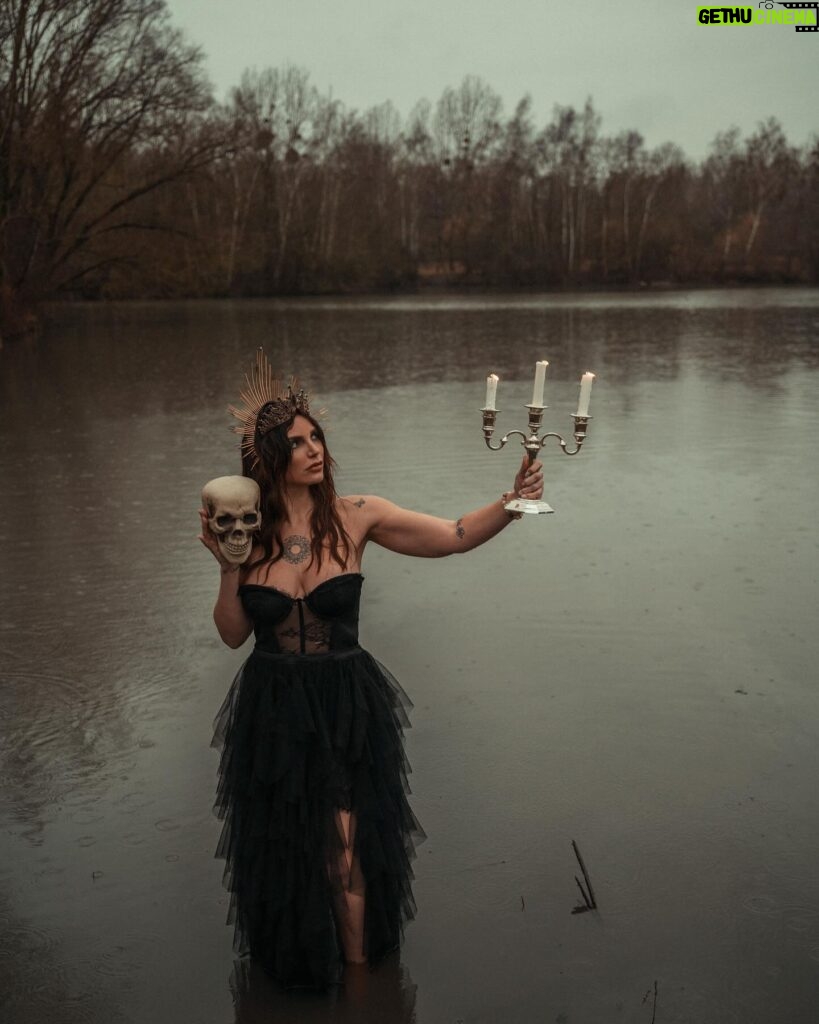 Nadège Lacroix Instagram - Allez promis après j arrête 😊♥️ mais j aime tellement les photos de ce shooting ! 📸 je comprends que certains trouvent ça un peu dark par rapport à mon contenu habituel et c est pour ça que j adore me laisser guider vers d autres univers et je trouve que celui est vraiment intéressant ! ♥️ Robe @venuscollection.2.0.2.3 MUA @sd.makeup.artist 📸 @philippinesphotography_ orga @dla13.0 ♥️♥️♥️ Merci ♥️ #shooting #photo #pictures #pic #picoftheday #insta #instagood #instalike #instadaily #lake #witch #goodwitch #mystique #love #univers #paris