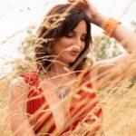 Nadège Lacroix Instagram - ☀️SUMMER ☀️ Quel plaisir ce shooting avec @naweandco qui me sublime à chaque shoot ! Des champs, un make up de @ely.smakeup un appareil photo ! Et me voila ! Libre, heureuse et sauvage ! Moi ! Merci à vous d être toujours là pour me soutenir et me rendre heureuse jour après jour ♥️♥️♥️ #beauty #shooting #shootingphoto #art #nature #authentic #model #woman #happyandfree #newme #nawe #makeup #geneve #beyou