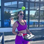 Nadège Lacroix Instagram - 💜 padle day 💜 Dimanche sportif ici et vous ? ☀️🎾 Ma tête en tournant à droite je meurs 😂😂😂😂😂 #sunday #club #padle #🎾 #❤️