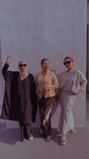 Nadia Aqilah Instagram - Thank you so much Singapura menerima 3 wanita perkasa 💕

Dengan memperagakan kurung aesthetic daripada @tiga.asta & kebaya jawa, kami bersedia menawan dunia 🤭