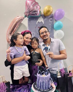 Nadia Aqilah Instagram - Small setup every year. 4 years old, Ursula and silly face phase. First movie day dengan Senja was ‘The Little Mermaid’ kita pun expect dia akan feeling mermaid. Tidak ye, Ursula pilihan dia. Sorry, anak I know a good song and strong character dari kecik 🤣 You do you my Love. Apa pun pilihan awak, Mama and Baba will support and Love you. We will guide and teach you boundaries, but you can be anything you want asalkan kebijaksanaan dan kesopanan itu nombor satu. 

Selamat 4 tahun. My silly, funny, feisty and sensitive girl. Alhamdulillah, I hope we do you proud sepertimana we will unendingly be proud of you. Thank you Baba, untuk semuanya ✨ (belon awak tu tak center B tapi takpelah musicians memang camtu)