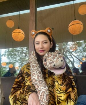 Nadia Saphira Instagram - Masih gak nyangka disuruh jadi Tiger kirain sekali-sekali manis2an... Beneran surprise pake kostum 🐯🤣 Makasih kesayangan dibuat seneng banget non stop ketawa 🤍🤍🤍 I heart u all 😭