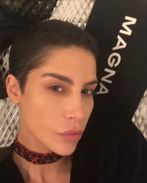 Nadia Hilker Instagram - The following day/ the Aftermath 
My hair gave me so much strength and confidence that I especially after we wrapped the Walking Dead wanted to find out who I am without it, 
on top I wanted a change!
So I do I regret it?
Yes and no!
„Yes“ in every possible way
„No“ I won’t ask myself my whole life what it would’ve been like 
In case you wanna know more let me know and I will speak about it more and in depth

Am nächsten Tag 
Meine Haaren hatten soviel Einfluss auf mein Selbstbewusstsein dass ich rausfinden wollte wer ich bin ohne die Haare
Vorallem nachdem das Chapter „The Walking Dead“ vorbei wollte ich eine Veränderung 
Bereue ich es?
Ja und nein 
„Ja“  in jeglicher Hinsicht
„Nein“ ich werde mich nicht ein Leben lang fragen was wäre wenn
Falls ihr mehr hören wollt zu dem Thema gebt Bescheid💚