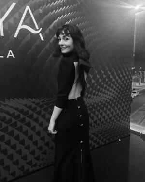 Nadia de Santiago Instagram - Noche bonita de reencuentros y emociones celebrando nuestro cine. Gracias a la @academiadecine una vez más por juntarnos y compartir. Ha sido un año precioso de historias✨

Gracias @silviafernandezatelier por el vestidazo y la pasión, a @justeneshoes por los cómodos zapatos, a @bea_soldado por las joyitas y a @galleryroomc por la ayuda y la coordinación. 
Y a mi @marafervi junto con @dior y @diorbeauty por el maqui.

#Goya2023