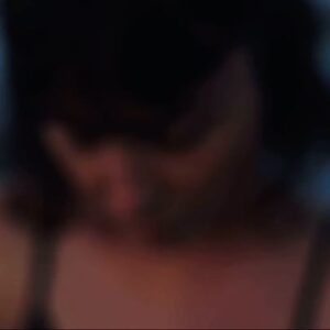 Nadia de Santiago Instagram - En julio del año pasado versioné está canción de Damien Rice, The Blower’s daughter, principal tema de la banda sonora de la película Closer. 
Creo que él escribió el disco en el que se incluye esta canción en una isla. 
Me encontraba en un momento  un poco bajito y me ilusionó hacerla. 
En su momento no me atreví a sacarla. 
Me recordaba a esa época y la música y sobretodo la voz es algo muy especial e importante para mi y también me dió vergüenza. 
Hoy he querido atreverme. 
Quiero dar las gracias a todos los que se subieron al barco para que esto se hiciera posible. 
A @estudiosneptar de Lanzarote por su generosidad inmensa, a Ane por ayudarme y querer disfrutar conmigo del proceso, a Abel por las voces y la guitarra, a mi primi @martaguitartfotografia por el vídeo y esa tarde familiar, a @joantorresm y a Jan, a @itzi.xy por el montaje, por confiar en mi y comprenderme tan bien tanto dentro como fuera del trabajo, a @iranzudrake, @ciruelaenayunas y Sílvia por animarme y emocionarse y preguntarme cada día qué cuando la iba a sacar , a @richi_vicente por obsesionarse con que tenia que cantar y a @iamstwoods por mirarme con sus ojos.
Espero que os guste 🍃🌕
La podéis escuchar en @spotify, ITunes y un montón de plataformas mas.