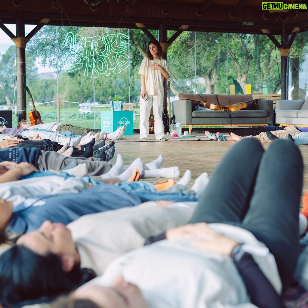Nadia de Santiago Instagram - Recordando momentos bonitos del workshop que impartí en @natureishome__ sobre “Interpretación y meditación” 🌱🌞🌊🤍⛺️🏄🏻‍♀️👩🏻‍🤝‍👨🏼🫶♥️ Lugar: @wakanalake Fotos: @rosaruda_