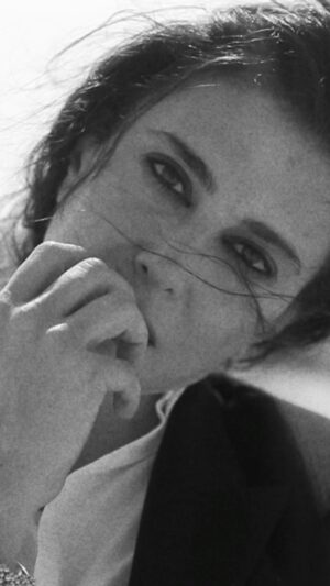 Nadine Labaki Instagram - "
أتمنّى أن أترك أثراً إيجابيّاً لدى كلّ شخص شاهد أعمالي، إن كان من خلال مشهد أو جملة أو موقف أو حدث، لاسيّما أنّ أفلام كثيرة تركت أثراً فيّ وغيّرت مسار حياتي وطبعت في ذهني أفكاراً جديدة." هذا ما قالته نجمة غلافنا لعدد مايو، المخرجة والممثّلة اللبنانيّة العالميّة نادين لبكي عن الإرث الذي تريد تركه في حياه الناس من حولها بعد رحيلها، فهي تؤمن بأنّها موجودة في هذه الحياة لغاية معيّنة، وبأنّ معظم الأمور التي تقوم بها تقودها طاقة أكبر منها. زوري موقعنا الإلكتروني لقراءة الحوار.

“I hope to leave a positive impact on everyone who has seen my work, whether through a scene, sentence, situation, or event, especially since many films have left an impact on me, changed the course of my life, and created new ideas in my mind.” This is what our May cover star, Lebanese-international actress and director Nadine Labaki, said about the legacy she wants to leave behind after her departure. She believes that she is present in this life for a certain mission, and that most of the things she does are driven by an energy that is greater than her. Visit our website to read the interview.

@nadinelabaki @cartier 

‏‎مديرة المحتوى الرئيسة: @obeidadanhach 
‏‎رئيسة التحرير والإدارة الفنية: @farahland 
‏‎المحرّرة البارزة: @salamakhalfan 
نائب رئيسة التحرير: @succarcynthia 
مخرج الفيلم: @eliefahed 
الستايليست ومصمم الموقع: @yehiabedier 
مساعد الستايليست: @poucyelshahawy 
مساعد مصمم الموقع: @samhamouly 
الشعر والمكياج: @kiwarkis لدى @mmgartists 
الموقع: @imkanproperties 
الإنتاج: @tintin.kai 
مؤلّف الموسيقى: @khaledmouzanar 
الملابس: @sportmax @loropiana @stellamccartney @ysl 

📣 follow us on @marieclairearabia 

‏#MarieClaireArabia #MarieClaireArabiaWoman #Cartier #NadineLabaki #May #MayIssue #نادين_لبكي #غلاف_مايو #مايو