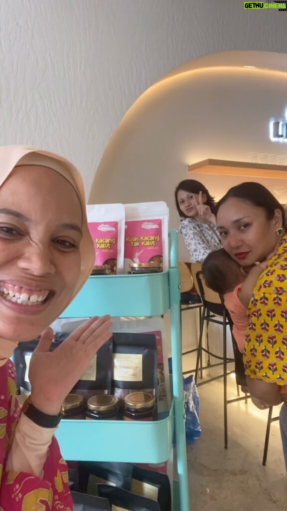 Nadiya Nisaa Instagram - The Nadias Vol.2 | Liserra Coffee, TTDI KL @rasa_nalurinadiya X @nabdelish Again, kita bersyukur punya support system among our friends & families yang bagi kita semangat to go out there & introduce our product to our target market 💖 From @nananomarket appearance, we are so lucky that one of our tester brought us to meet the founder of @liserra.coffee who is highly enthusiast in f&b industry. A very kind, young & stylo couple yang selalu travel untuk cari inspirasi & come out with the best fusion, signature coffee in their menu. Imagine, a mocktail coffee 😱 tengok presentation je dah blew us away 😍 And so, there you go! Our first collaboration with @liserra.coffee at a very chill Brew & Browse event. It went so good. Dapat bertukar pengalaman dengan other f&b vendor, dapat tengok their chef belanja buat plating for Kuah Kacang & Chilli Oil 👍 dapat direct review from their customer who came to buy coffee tapi kita bagi rasa local savory haaa gitteww 🤭 terkejut geng2 hipster bila kita kata ni homemade tau ✨ Thank you so much @liserra.coffee for this opportunity. Nanti kita collab lagi 💖 Bila kita happy dengan quality product kita & orang luar pun bagi semangat cakap product kita boleh pergi jauh, lagi kita seronok nak share kepada semua. Doakan The Nadias for the next event. Siapa nak jemput kami for your event, can drop us a DM ok 😉 @rasa_nalurinadiya X @nabdelish