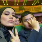 Nadiya Nisaa Instagram – Congrats @tv3malaysia for an exciting showmanship during @abpbh35 ✨ I must say the feeling is always intimate everytime watching a show at @istanabudaya ✨ the last time we were here was during Ola Bola The Musical. Omar masih ingat lagi katanya ☺️

Everytime ada peluang to introduce my kids to performing arts pasti saya akan bawa lagi-lagi kalau live show, Omar boleh tengok kerja keras orang2 dibelakang tabir. Nak dijadikan cerita kebetulan Floor Manager majlis was my senior @azraazni lagi lah seronok I bercerita ke Omar itu ini 😜 Congrats Mamat! I salute u lah 🤜🤛 Kita orang memang enjoy semua set persembahan yg disusun malam tu 👍

#abpbh35