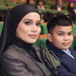 Nadiya Nisaa Instagram – Alhamdulillah tahniah @abpbh35 @beritaharian untuk satu lagi penganjuran malam anugerah yang sangat bermakna bagi industri hiburan tempatan. 

Saya rasa beruntung sekali dijemput untuk tahun ini (biasanya liga popular selalu di luar radar saya 🤭) akan tetapi saya seronok sekali melihat muka2 baru yang menyinari sangat-sangat berbakat & mempunyai pengaruh yg sangat hebat. Keep it up 👍

Saya juga turut terinspirasi melihat nama-nama besar yg sudah pun established dalam industri masih kekal relevan & berbisa dalam berkarya. Begitulah adat dimana2 pun, yg baru & lama akan saling melengkapi. 
Yang penting, kita tetap ikhlas & care about our work. 

Thank u for having me #ABPBH35 😉

>> Slide to see my  1 😉 handsome tak? 

Love & kisses to my Glam Team:
Styled by @minluna @minlunagency 
Make-up by @warnabilla 
Dress by @mimpi_kita 
Hijab stylist @kakpaten_kp 
Skin prep by @mumsheaven 
Photo & Assist by @ffrhfaezh