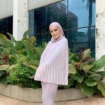 Nadiya Nisaa Instagram – Another round for this angelic set by @mimpi_kita 💜
And @jijiezainal bidan terjun rescue jadi hijab stylist 🤭

Simple photoshoot for special occasion. Nak tahu? Tunggu…