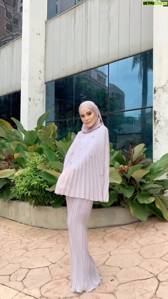 Nadiya Nisaa Instagram - Another round for this angelic set by @mimpi_kita 💜 And @jijiezainal bidan terjun rescue jadi hijab stylist 🤭 Simple photoshoot for special occasion. Nak tahu? Tunggu…