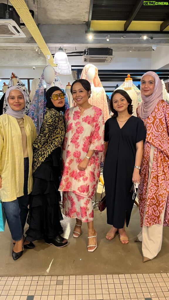 Nadiya Nisaa Instagram - MasyaAllah to be surrounded by so many outstanding women, empowering each other to reach the highest of heights. Syukur to be able to witness and experience this 😍❤️🥰 Congratulations @dahlianadirah team @gempikat & @so.lek on such original pieces 🤩🥰 There’s something for everyone to express their style this raya ✨💃✨ It was so wonderful to see and be part of such love and support. Thank you for having us. Semoga dipermudahkan segalanya InsyaAllah. 🫶❤️🫶