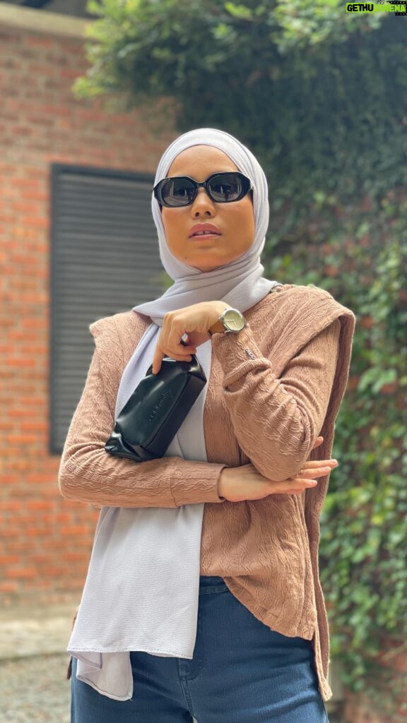 Nadiya Nisaa Instagram - My happy square face dah lama tak jumpa sunglasses yang match 🦸🏻‍♀️ extra points sebab ada UV shield ⚡️ Oooh.. i am one of the @cool.aunty 💖