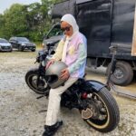 Nadiya Nisaa Instagram – Alhamdulillah sampai jugak set pagi ni. Biasalah Sunday kan liat sikit motor ni nak start 😎

#sebenarnyakitapunyayangsebelahtu
#pinjamHarleydirector
#HarleyHandsome 
#SeOfis