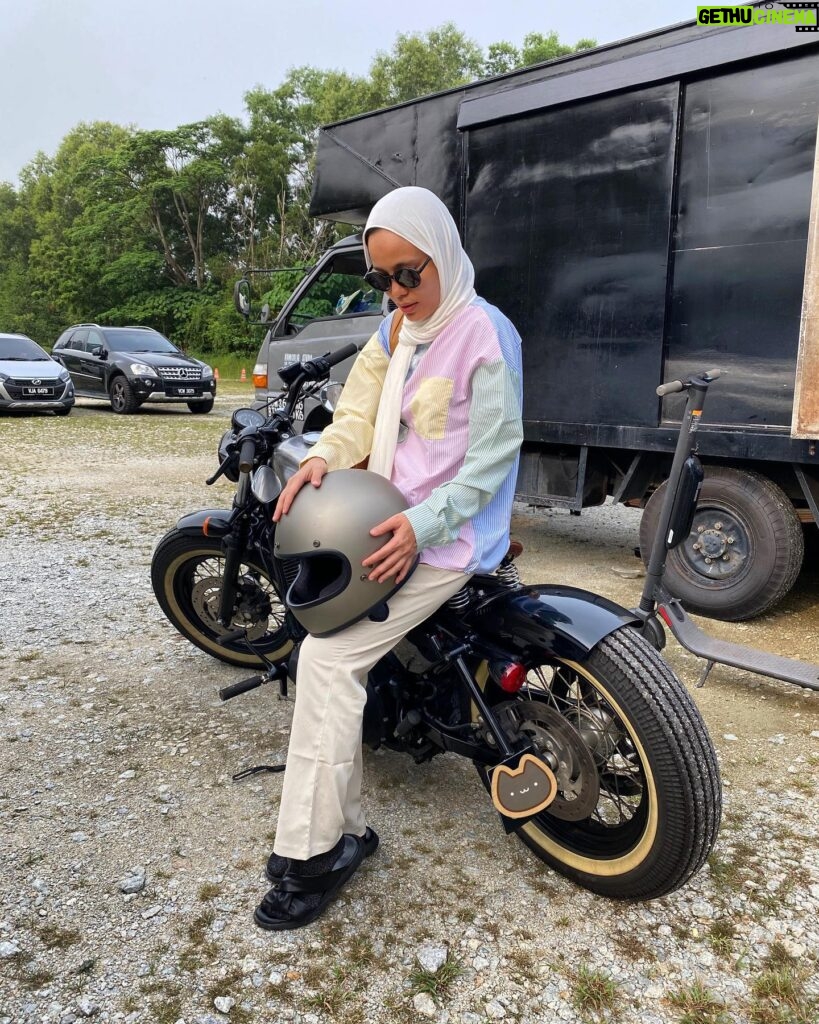 Nadiya Nisaa Instagram - Alhamdulillah sampai jugak set pagi ni. Biasalah Sunday kan liat sikit motor ni nak start 😎 #sebenarnyakitapunyayangsebelahtu #pinjamHarleydirector #HarleyHandsome #SeOfis