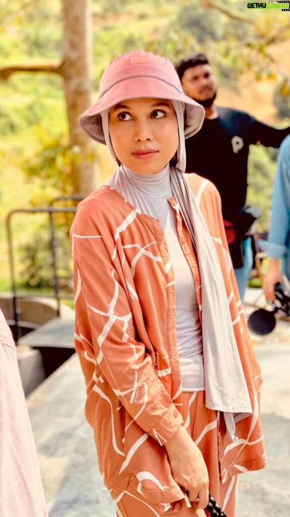 Nadiya Nisaa Instagram - SeOfis go G L A M P I N G on the last day of shoot at @thehootonretreat ✨ I love this printed set from @poplook not just because material dia so breezy tapi set ni sangat transformable (ada ke perkataan tu 😝) from office look to vacation look ✨ so, great purchase ☺️ The shawl bucket hat pulak I memang dah ada lama utk masa2 kecemasan aktiviti beriadah. One whole day shooting under the sun with this one tak rasa pening kepala pun terperap 👍 another great purchase from @lilit_woman 💖 #SeOfis coming to you soon on @tontonmy by @parallaxatwork