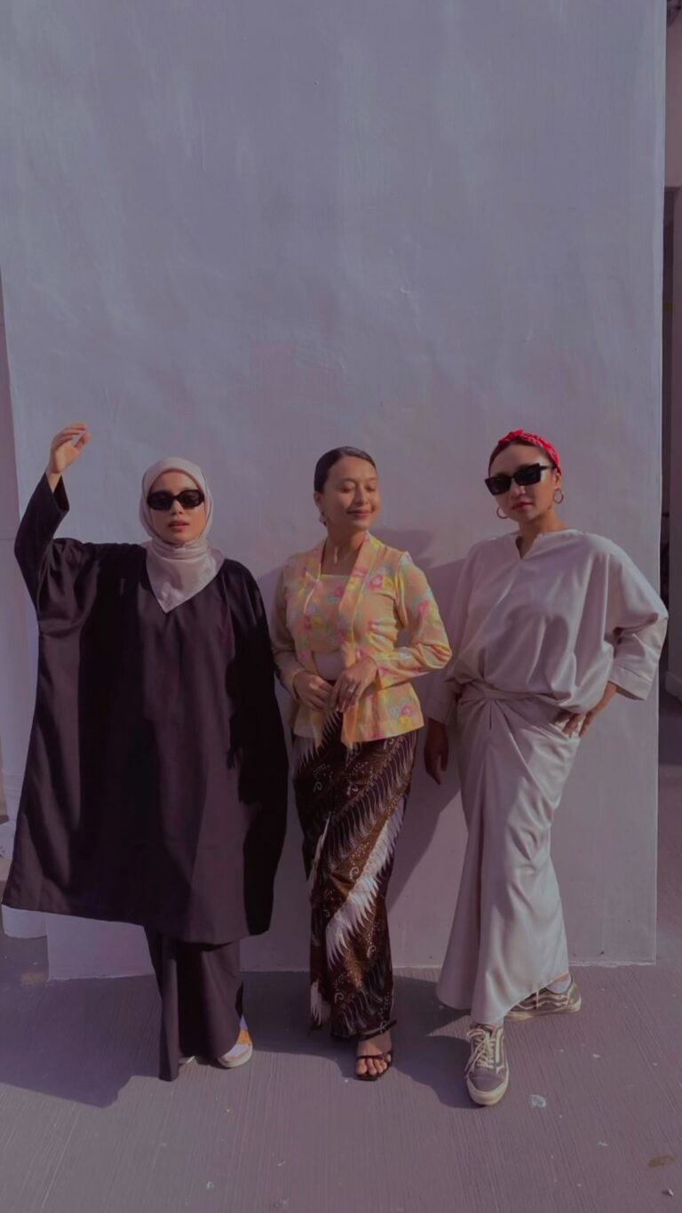 Nadiya Nisaa Instagram - Thank you so much Singapura menerima 3 wanita perkasa 💕 Dengan memperagakan kurung aesthetic daripada @tiga.asta & kebaya jawa, kami bersedia menawan dunia 🤭