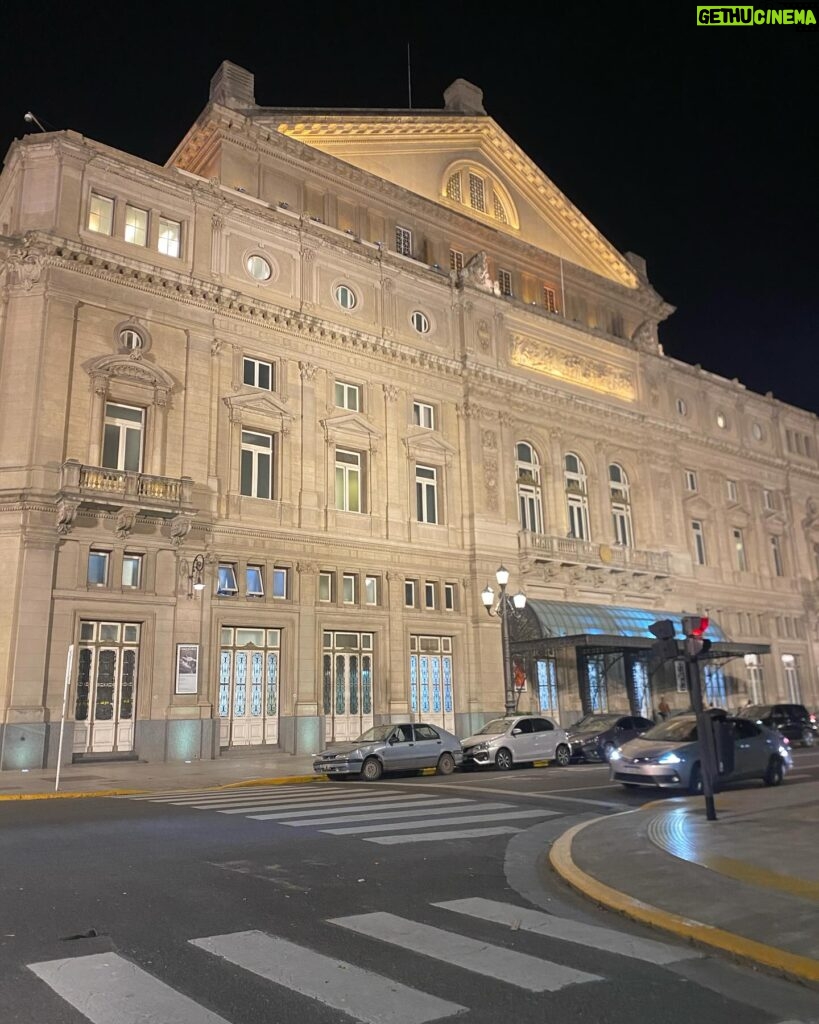 Naiara Awada Instagram - Calle corrientes , una buena comedia teatral , los inmortales , vino tinto , gomitas del Kiosco y mi Buenos Aires amada . Que más puedo pedirle a una noche perfecta. ?????