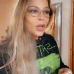 Naike Rivelli Instagram - Facciamo Chiarezza Un hater é colui che in qualsiasi modo o maniera vomita cattiveria gratuita senza dietrologia. Facciamo quindi distinzione tra un “hater” e una persona che fa un commento “negativo” o che esprime un pensiero di disaccordo . Quelli si chiamano persone pensanti che interagiscono con i social e dicono la loro. Ahimè tra loro ci sono anche quelli che si esprimono volgarmente. Facciamo distinzioni però, non sono “hater” ma semplici “maleducati” che si esprimono maleducatamente. Non facciamo di tutta l’erba un fascio. Quando personaggi pubblici come influencer, presentatori e celebrità fanno errori di comunicazione importanti, le persone si vogliono confrontare con loro. Perché? Perché sono abituati a sentirsi parte di una “family” dove quotidianamente vengono coinvolti come se facessero parte di qualcosa. Poi - appena succede che capita uno scivolone, a maggiore ragione le persone della “family” o “comunity” vogliono poter esprimersi e interagire come facevano prima. Se vengono tagliati fuori, si sentono offesi, snobbati, e derubati della possibilità di magari ricevere qualche spiegazione. Togliere i commenti è come chiudere una porta in faccia a chi ti voleva bene. #naikerivelli #presentatori #influencer #compagniabella #hater #personepensanti