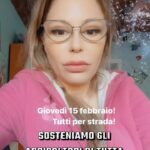 Naike Rivelli Instagram - Noi giovedì saremo qui nel Nord a Tortona a manifestare e sostenere gli Agricoltori di tutta Italia 🇮🇹. Dal Nord al Sud invito chiunque ha un minimo di nostalgia dei prodotti nostrani, del grano, dei pomodori, delle arance, dei kiwi, degli avocado, dei finocchi, le fragole, i melograni… ecc ecc… di scendere per strada e unirsi a noi tutti. Siamo quello che mangiamo. Non lasciamo che le nostre piccole aziende e imprese vengano schiacciate e inghiottite dalle multinazionali. #naikerivelli #seiquellochemangi #scioperoagricoltori #manifestazione #tuttaitalia #nord #sud @ornellamuti @il_gigante_buono14 @codacons_official #ambientalisti #svegliatevi