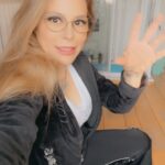 Naike Rivelli Instagram - Hi guys! Si avvicina #sanremo !!! Chiedo a #sanremo e @amadeusonoio se magari quest’anno, visto che si portano sempre degli argomenti molto importanti sul palco di Sanremo, come la lotta contro al #cyberbullismo, la lotta contro alla #violenzasulledonne sarebbe bello parlare anche di ecosostenibilità. Ormai anche Sanremo, oltre un festival della musica é diventato anche una gara di moda tra cantanti e ospiti. Una sorta di omaggio al fashion. In un mondo di alta moda molto costosa che veste #schiaparelli e pochi altri che non sono ne #crueltyfree ne ecosostenibili in nessun modo, chiedo di portare sul palco un po’ di educazione. Vogliamo un #sanremo che dia più attenzione alla canzone che al look e la moda. Vorrei sapere quali cantanti portano look etici, ecosostenibili e crueltyfree. Il nostro gesto green non è stato apprezzato né da #sanremo ne da @amadeusonoio Speriamo sia il suo ultimo anno davvero. Così magari l’anno prossimo si può parlare del green e della Calabria senza aver paura di essere sgridate! @ornellamuti @ornellamutihempclub @cannabis_medical_center @regalaunalbero @omforwomen