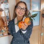 Naike Rivelli Instagram - Ieri abbiamo scritto a Sanremo, per capire bene dove lasciare le arance 🍊. Perché noi siamo persone educate. Mi hanno dato il numero di una certa Giovanna Civitillo, le ho scritto ma non ha risposto né a me né alla mamma. Quindi proseguiamo nel nostro tragitto fiduciosi e pieni di positività e arance 🍊 Calabresi DOP! #naikerivelli @ornellamuti @il_gigante_buono14 #antoniozangari #calabria #amoremio #scioperoagricoltori #rosarno #italia #sanremo #arance #arancedalsud @codacons_official @gabriellazangari @_fedezangari @rainewsofficial @sanremorai @alisatoaff @adnkronos_