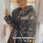 Naike Rivelli Instagram - Dicono che nessuno li ha contattati. Sereni, stiamo arrivando per portare un umile regalo da tutta la Calabria. Arance 🍊 Non siamo sole 🇮🇹📣🚜🍊 portiamo il rappresentante dei presidi di tutta la Calabria #antoniozangari @il_gigante_buono14 Viene anche la @codacons_official e un po’ di giornalisti e stampa💚🍊❤️🍊🇮🇹 Visto che ci avete invitato. Non vogliamo entrare nell’Ariston, non vogliamo disturbare il festival della canzone con problematiche poco interessanti per voi. Veniamo solo a scaricare un bellissimo dono della Natura. Le arance 🍊 del Sud di Italia. 🇮🇹 Arance Calabresi DOP , magari se le assaggiaste vi rendereste conto della bontà assoluta. Magari capire perché i nostri agricoltori stanno buttando le arance per strada perché non le vendiamo in Italia. Noi Italiani compriamo arance e ortaggi dalla Spagna, e il grano viene dall’estero. Stanno affossando tutte le piccole imprese agricole. Quelle che portano frutta e verdure su i nostri tavoli. Abbiamo giornalisti che chiamano me e mia madre per saperne di più perché nessuno sa bene quello per cui stanno scioperando gli agricoltori. Sarebbe importante informarsi e parlarne! Specialmente visto che avete aperto il Festival “non politico” cantando “bella ciao”… La cantavano i partigiani col cuore per un motivo ben preciso ai tempi. Oggi i nostri agricoltori e contadini gridano per strada e nessuno gli da voce. Sono tutti fermi che protestano per avere ancora il Made in Italy dei nostri nonni a tavola. Invece di scimmiottare bella ciao, se dovete fare rumore, cantate la canzone degli agricoltori italiani. #naikerivelli @ornellamuti @adnkronos_ @alisatoaff @sanremorai @il_gigante_buono14 @_fedezangari @gabriellazangari