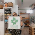 Naike Rivelli Instagram - Quando una donna pacificamente mostra una verità al vin Italy 🇮🇹 In Italia ti fanno un culo come una capanna #naikerivelli @ornellamuti @vinitalyofficial @ornellamutihempclub @cannabis_medical_center @megliolegale @rabuteja @supermammafede