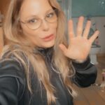 Naike Rivelli Instagram - Fatevi una domanda e datevi una risposta: distrazione di massa. Basterebbe tenerci per mano e scendere in piazza tutti assieme. L’unione fa la forza. Siccome questo ormai lo sanno, fanno di tutto per dividerci, metterci uno contro l’altro. Così siamo distratti dalla verità. La verità è che il nostro governo fa di noi, della nostra terra, del nostro cibo, della nostra salute e della nostra informazione, quello che vuole. Noi tutti Muti. 🤐 #alziamoleteste #insieme #insiemesiamopiùforti #sanità #politica #armi #decisioni #valori #naikerivelli @ornellamuti @fratellidicrozza #fedez @ilfattoquotidianoit