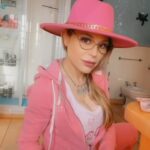 Naike Rivelli Instagram - Tante persone non possono prendere i farmaci tradizionali. Certi sono intolleranti, altri non hanno i risultati desiderati, altri sono semplicemente contrari a Big Pharma e cercano cure alternative. Poi ci sono coloro che si aiutano aggiungendo cure palliative a quelle tradizionali. Penso che l’informazione sia il regalo piu grande che uno può fare a se stesso. Capire bene cosa c’è a disposizione e cosa funzione meglio per curarsi o aiutarsi per qualsiasi tipo di problema di salute. In Italia l’informazione sulla cannabis medica te la devi andare a cercare personalmente. Solo nei centri come il @cannabis_medical_center ho trovato dottori che non hanno paura a prescrivere la cannabis. I medici di solito sono subito pronti a darti il farmaco di turno. Molti sono addirittura contrari a terapie alternative. Ci tengo a precisare che in Italia l’erba viene venduta dalle farmacie. L’Ornella Muti Hemp Club @ornellamutihempclub è un associazioni che è stata creata per informare tutti su i vari usi della cannabis. Non vorrei fare nessun errore di comunicazione. @ornellamuti #ornellamuti #cannbismedical