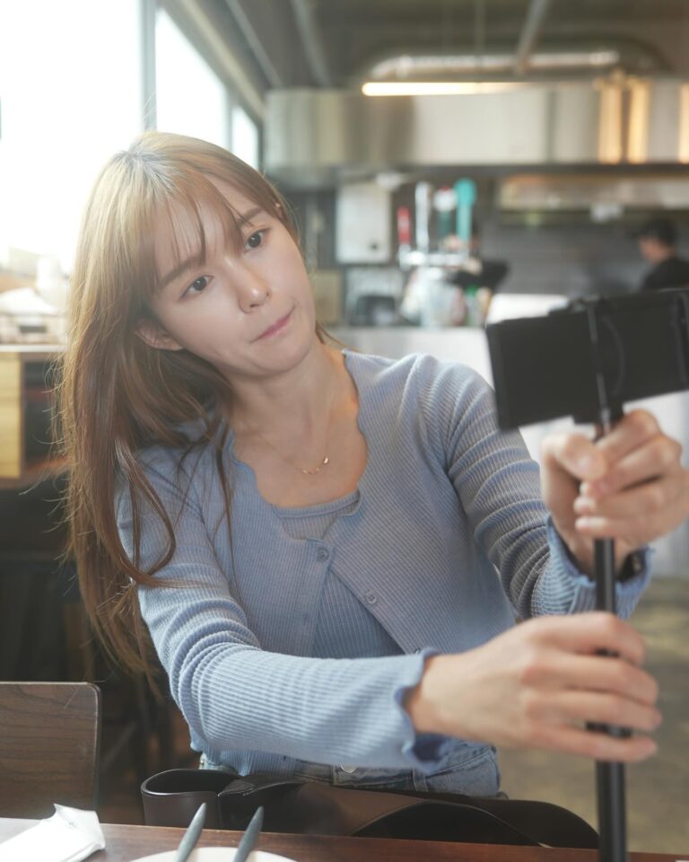 Nam Bo-ra Instagram - 유튜버의 시간🕐 카메라 설치하고 잘 나오는지 보고 열심히 설명하기 😎