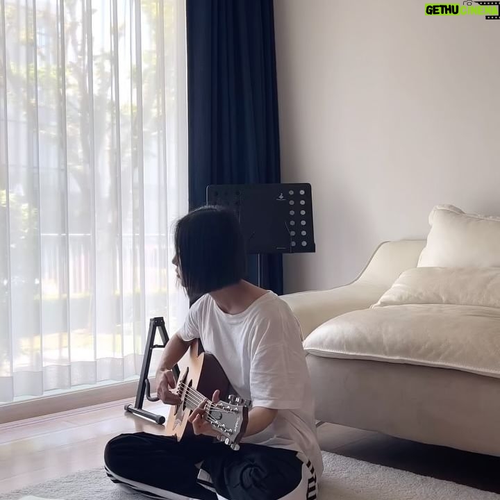 Nam Gyu-ri Instagram - 🎸 again. The newly met world🎤🍀🪺 시작이 뭐 별거야 치는게 시작이지 👧🏻