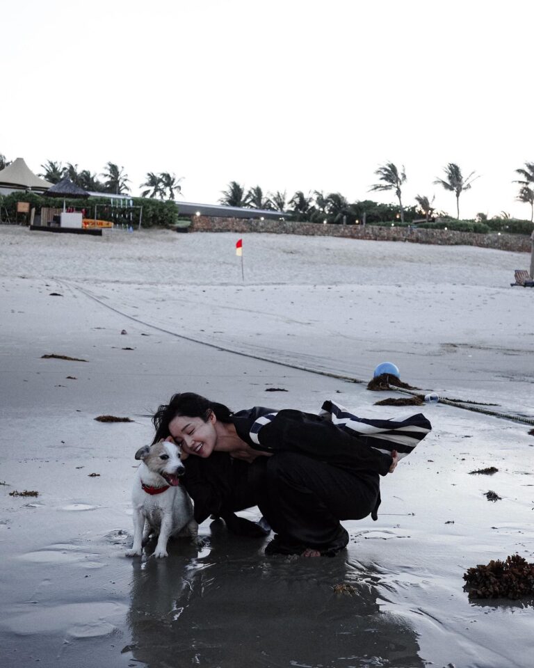 Nam Gyu-ri Instagram - 나트랑 바다 🌊🧜‍♀️ 힐링 그자체. With. Jack🐶🐾🪺🐬🍀