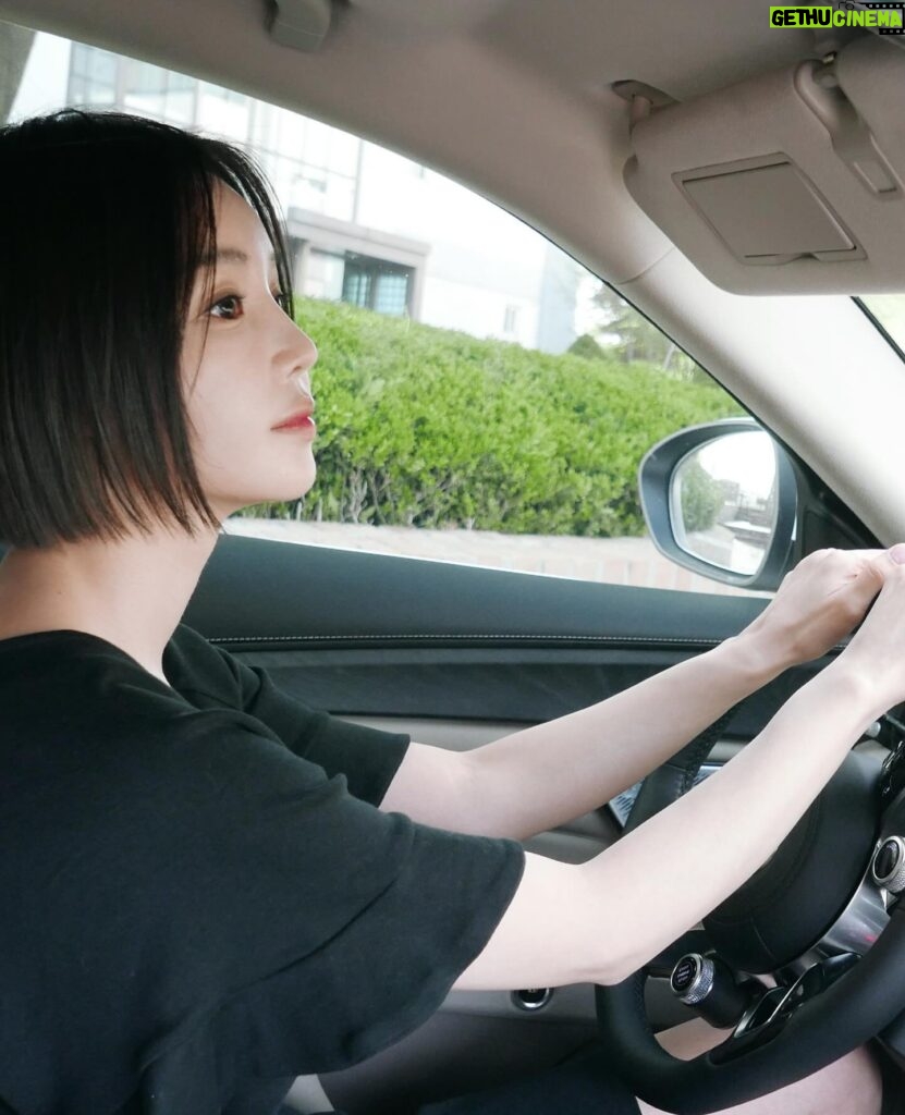 Nam Gyu-ri Instagram - 🍀Best driver🍀 With.까치군🐦🦚🐧 #MASERATIgrecale#👑