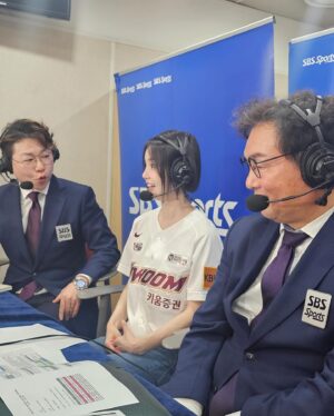 Nam Gyu-ri Instagram - 오랜만에 시구⚾️ 스트라이크!!!

초대해주셔서 감사합니다

모든 선수님들 팬분들 응원합니다 모두 화이팅입니다 🍀

사실 제가 모든선수분들에게 전하고싶었던 멘트는 

“끝날때까지 끝난게 아니다!
 지금부터가 시작입니다 모두 화이팅입니다”
💪🏻🫡👍🏻✨🌸❤️🙏🏻🍀🧚‍♀️👍🏻⚾️